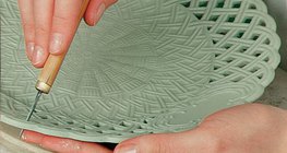 Изработване на порцеланова чиния в Холохаза