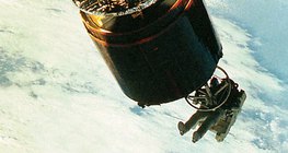 Изкуствен спътник, в орбита около Земята