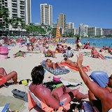 Плажуващи на морски бряг