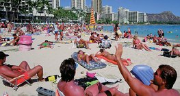 Плажуващи на морски бряг