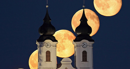 Серия от снимки на изгряващата пълна Луна.