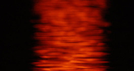 Отражението на залязващото слънце във водата