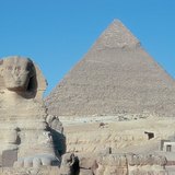 Сфинкс (Египет, ок. 2500 г. пр. Хр.) с пирамидата на Хефрен на заден план