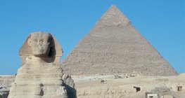 Сфинкс (Египет, ок. 2500 г. пр. Хр.) с пирамидата на Хефрен на заден план