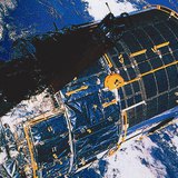 Космическият телескоп "Хъбъл" и Земята на заден план