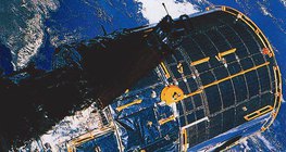 Космическият телескоп "Хъбъл" и Земята на заден план