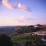 Градчето Ронда, построено на ръба на отвесна скала