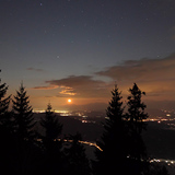 Изгрев на Луната зад планинските склонове на Караванке