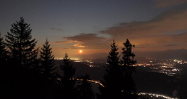 Изгрев на Луната зад планинските склонове на Караванке