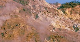 Серни газове в кратера Солфатара
