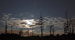 Лунен венец с Млечния път и Юпитер.