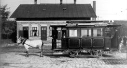 Вагон на релси, теглен от кон