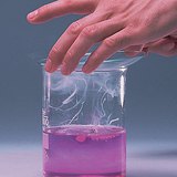 Реакция на калий с вода, съдържаща фенолфталеин