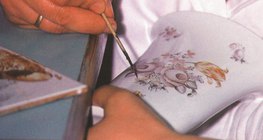 Изработване на порцеланови съдове в Холохаза