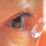 Поставяне на контактни лещи