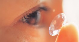 Поставяне на контактни лещи