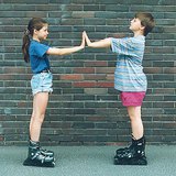 Под въздействието на силата и двамата започват да се движат