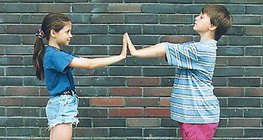 Под въздействието на силата и двамата започват да се движат