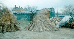 Купи от царевични стъбла с листа