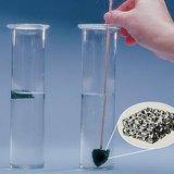 Дървените въглища се задържат на повърхността на водата, заради тяхната куха структура.