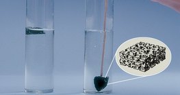 Дървените въглища се задържат на повърхността на водата, заради тяхната куха структура.