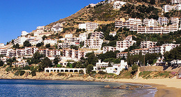 Плажът Канелес в Коста Брава