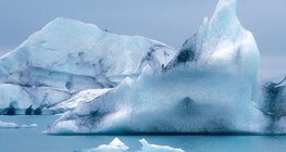 Айсберг с неправилна форма