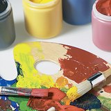 Смесени цветни бои върху палета на художник
