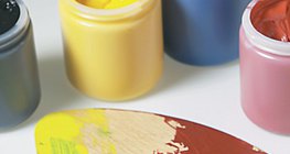 Смесени цветни бои върху палета на художник