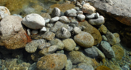 Преграда от речни камъни