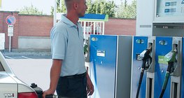 Зареждане на кола на една бензиностанция