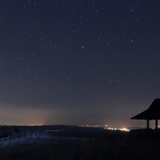 Дете, наблюдаващо звездното небе