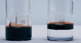 Нефтът остава на повърхността на водата