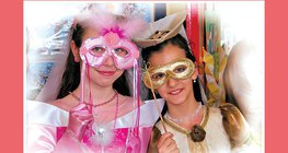 Момичета, облечени с карнавални костюми