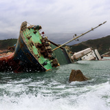 Кораб, попаднал на подводен риф