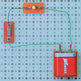 При затворена електрическа верига електроните се движат в посока от отрицателния електрод към положителния При затворена електрическа верига електроните се движат в посока от отрицателния електрод към положителния
