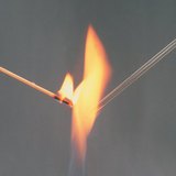 Изследваме запаляемостта на стъклена и на дървена пръчица