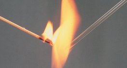 Изследваме запаляемостта на стъклена и на дървена пръчица