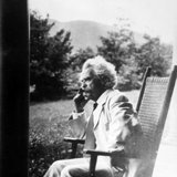 Марк Твен пред дома си в Хартфърд