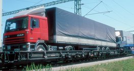 Железопътно транспортиране на камиони