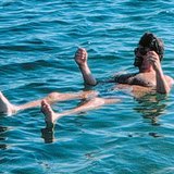 Турист, къпещ се в Мъртво море