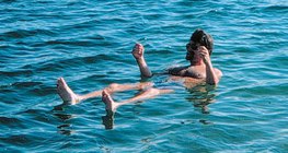 Турист, къпещ се в Мъртво море