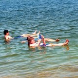 Хора, къпещи се в Мъртво море