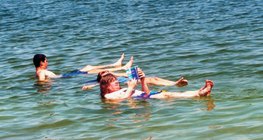 Хора, къпещи се в Мъртво море