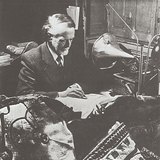 Золтан Кодай проверява с фонограф нотираните мелодии