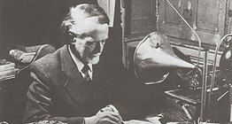 Золтан Кодай проверява с фонограф нотираните мелодии