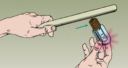 Когато електрическата кампа светне, енергията на магнитното поле намалява