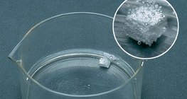 Взаимодействието между етанол и натрий по време на образуване на водороден газ