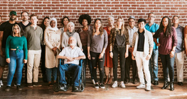 Кой ни формира? - Силата на групите в живота ни