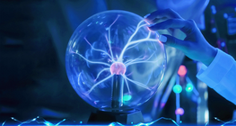 Кой открива, че електроните са отрицателно заредени?